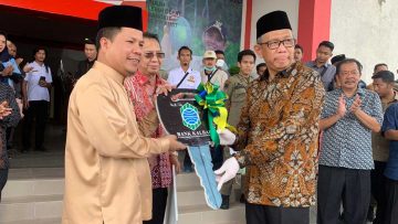 Gubernur-Kalbar-Serahkan-CSR-Bank-Kalbar-Berupa-Satu-Unit-Truk-Sampah-ke-Pemkab-Sambas