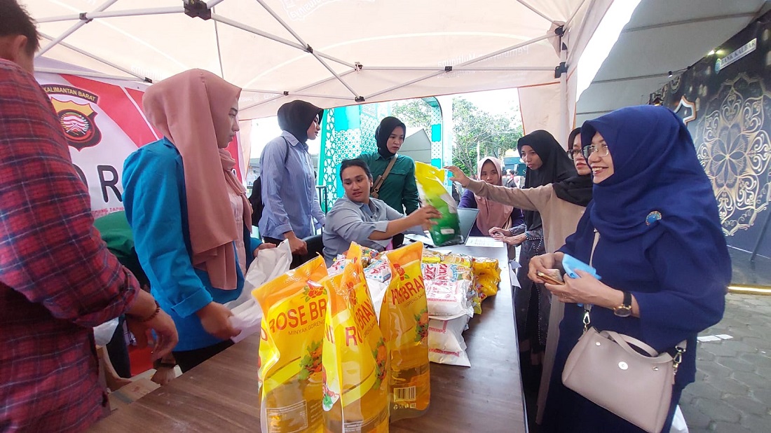 Warga serbu stand bazar pangan murah Polda Kalbar, di Halaman Masjid Raya Mujahidin, Pontianak untuk belanja kebutuhan pokok (IST)